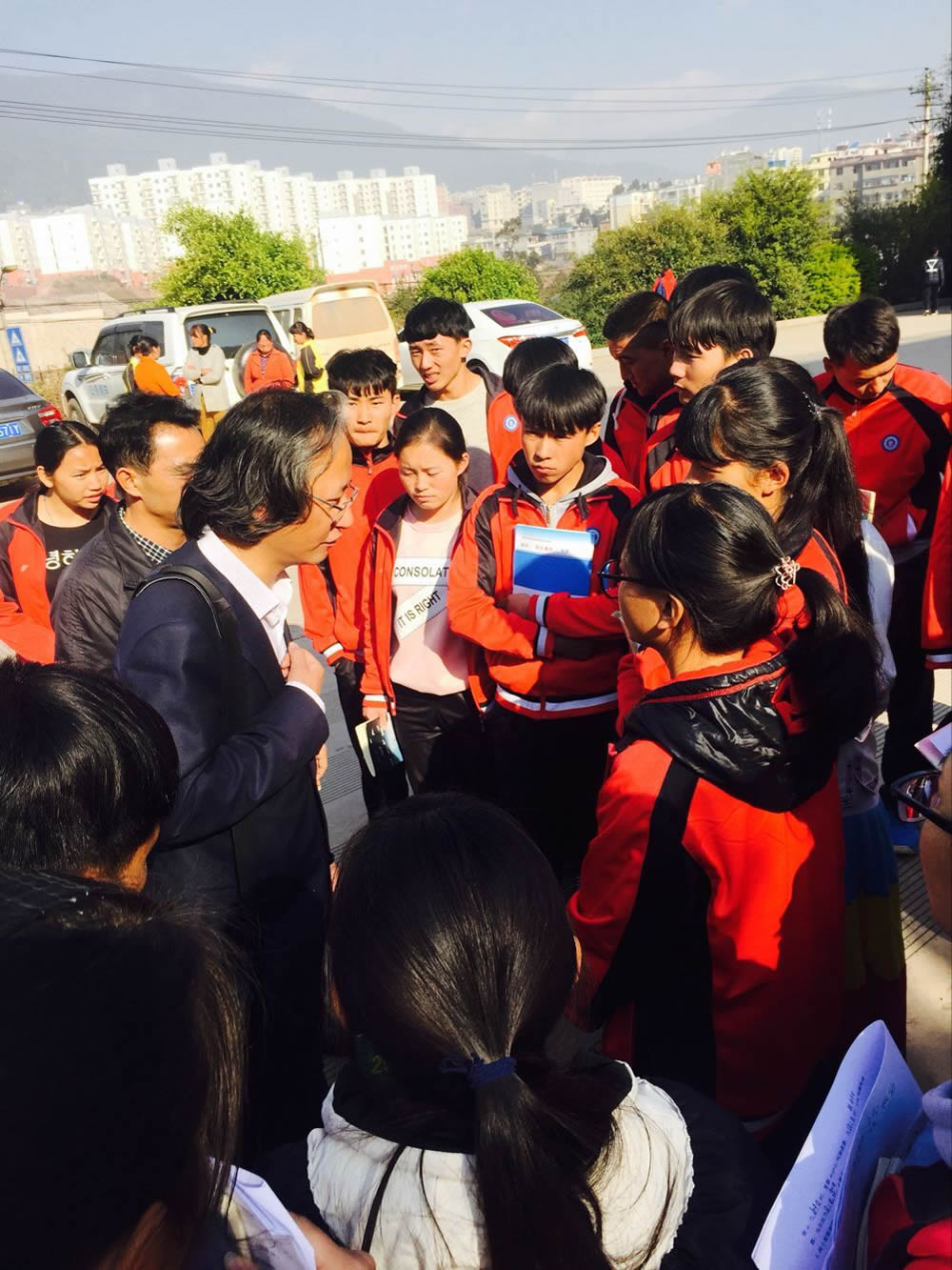 富而思源、回报社会—戴翔携北仑企业家代表到武定民族中学进行爱心捐赠 富而思源、回报社会—戴翔携北仑企业家代表到武定民族中学进行爱心捐赠